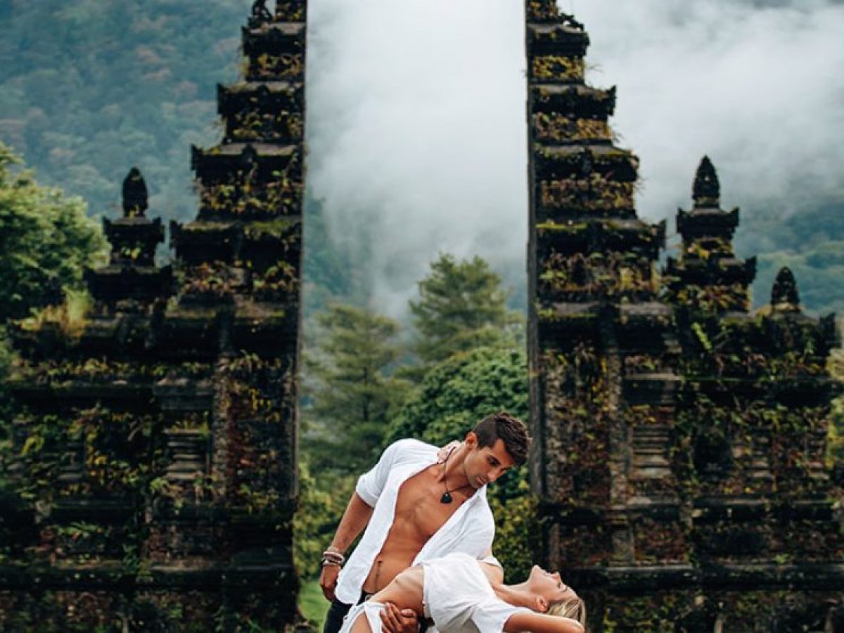 Waterfall & Iconic Gate - Banyumala - Ulun Danu temple
