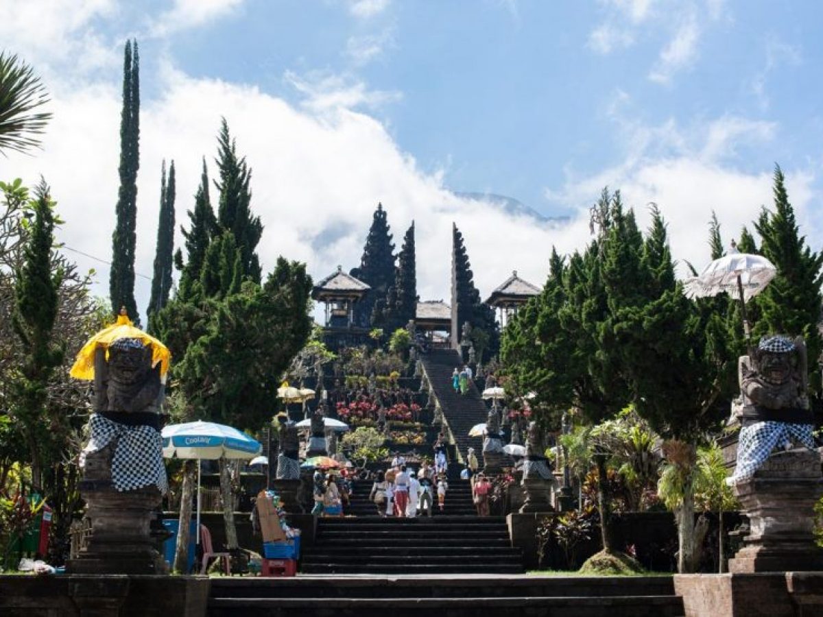 People entry Besakih temple