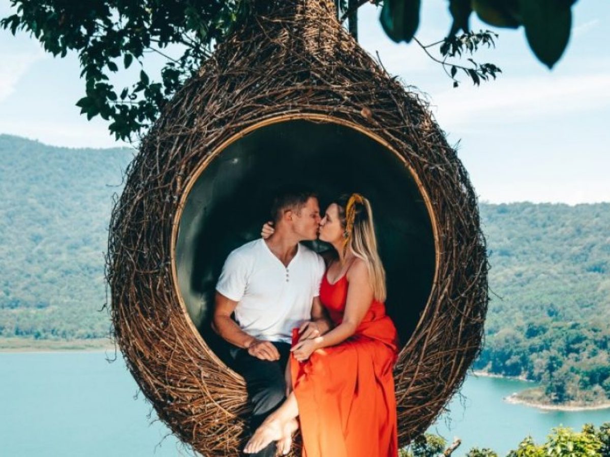 Swing at Wanagiri faced to Buyan Lake-Luxury Bali Travel